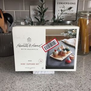Hearth & Hand Toy Cupcakes Set